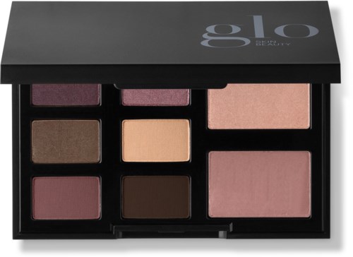 En sminkepalett med seks forskjellige øyenskygger, en blush og en highlighter, i et svart deksel.