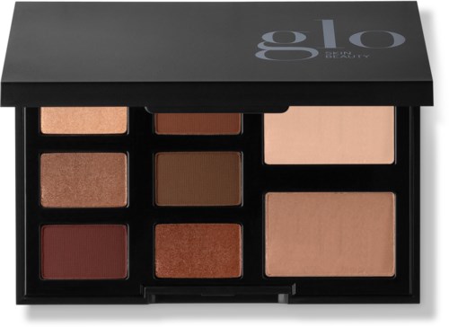 En sminkpalett med forskjellige nyanser av blush og bronzer, inkluderer seks små og to store rom.