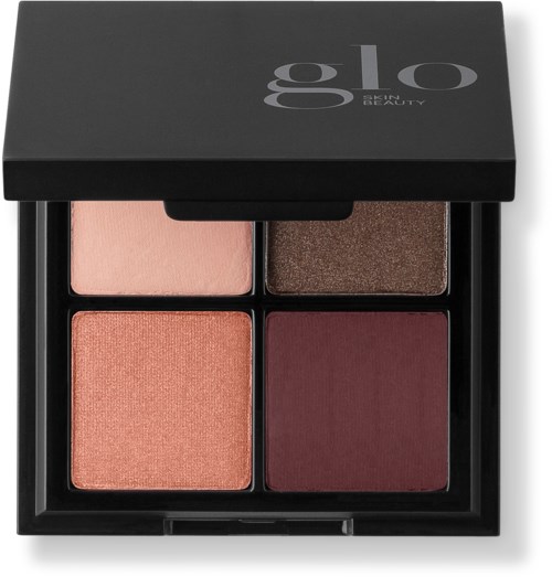 En sminkpalett med fyra olika nyanser av rouge, från ljusbeige till djupröd och orange.