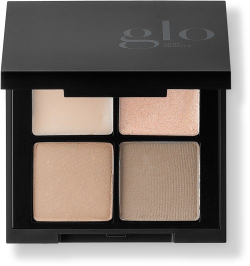 En makeup-palette med fire forskellige nuancer, dækket af et sort låg med ordet "glow" på.