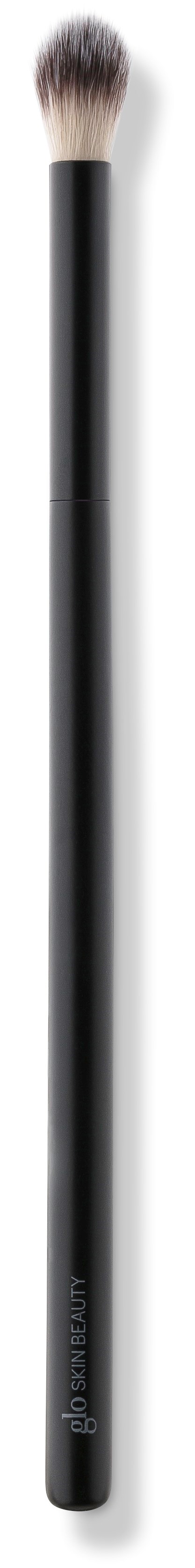 Ein schwarzer Make-up-Pinsel mit runder Bürste und schlankem Griff, zentriert vor schwarzem Hintergrund.