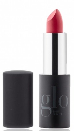 Een roze lippenstift in een zwart-zilveren doos, zonder deksel, met de lippenstift zichtbaar.