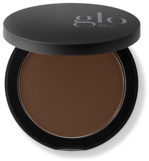 En brun presset pudder i en svart kompakt med lokket som sier 'glo beauty' på.