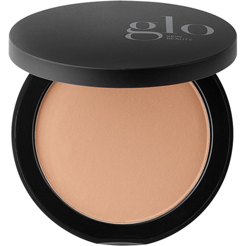 Okrągła kompak do makijażu z beżowym pudrem wewnątrz i czarnym wieczkiem z nazwą Glo Skin Beauty.