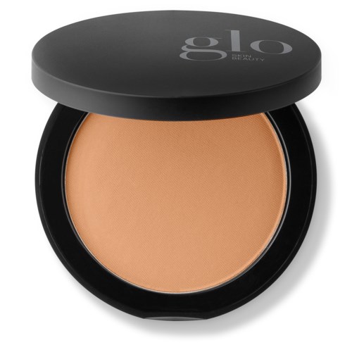 En kompakt med pressed pudder, svart rund eske og lokk med logo. Pudderet er beige.