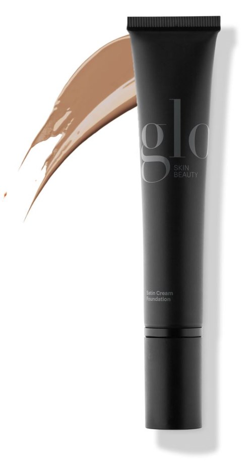 En svart tube med foundation og en beige fargeprøve ved siden av, merket som glow skin og beauty.