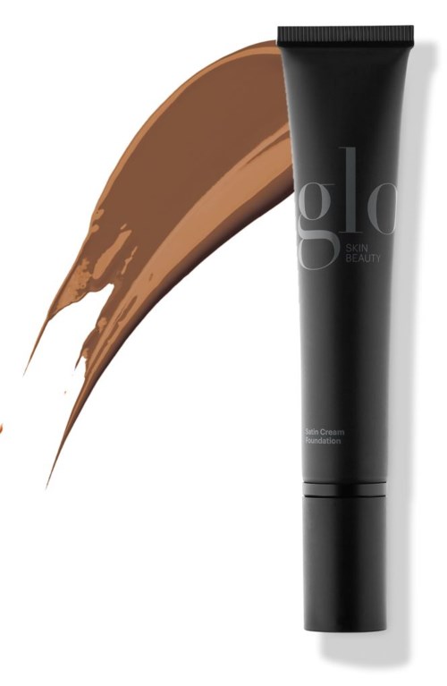 En svart tube med hudkrem ved siden av en brun makeup-swatches.