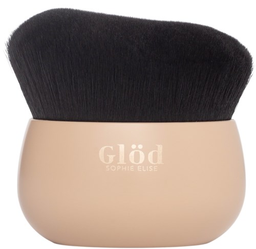 En makeupbørste med beige håndtak og svarte børster, merket "Glöd" og "Sophie Elise."