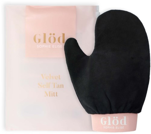 En svart hanske med rosa bånd og ordet "Glöd" skrevet på, plassert ved siden av en rosa pakke.