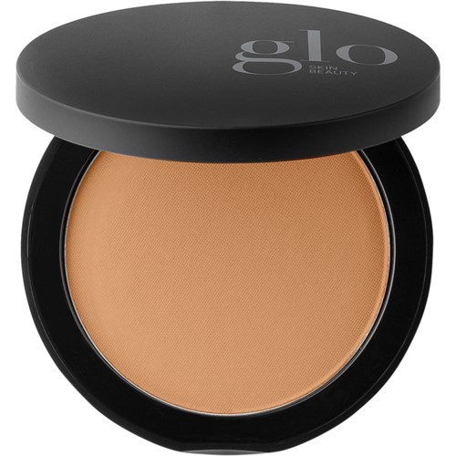 En kompakt pudderdose med beige pudder inne og svart lokk med merke.
