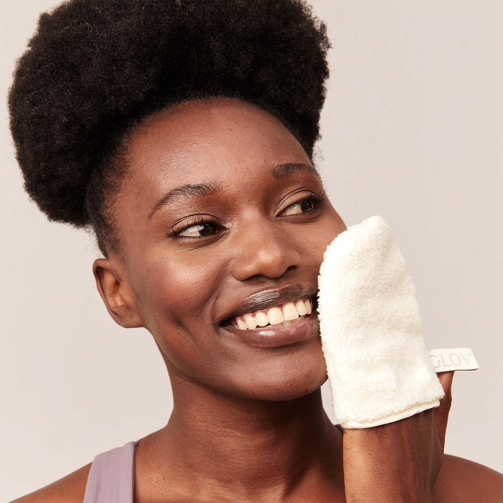 GLOV Iconic Mitt Makeup Remover And Cleansing Mitt Ivory (zdjęcie 3)