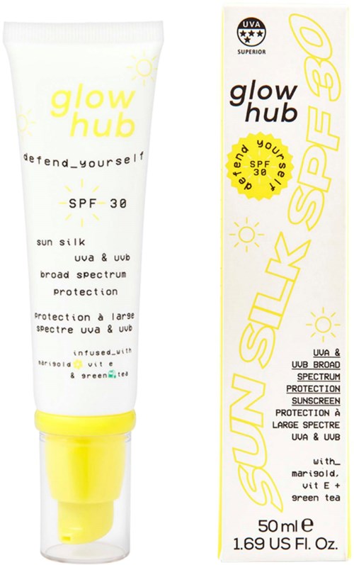 En vit solskyddstube och förpackning med gul och svart text som lyfter fram SPF 30 och bredspektrum UV-skydd.