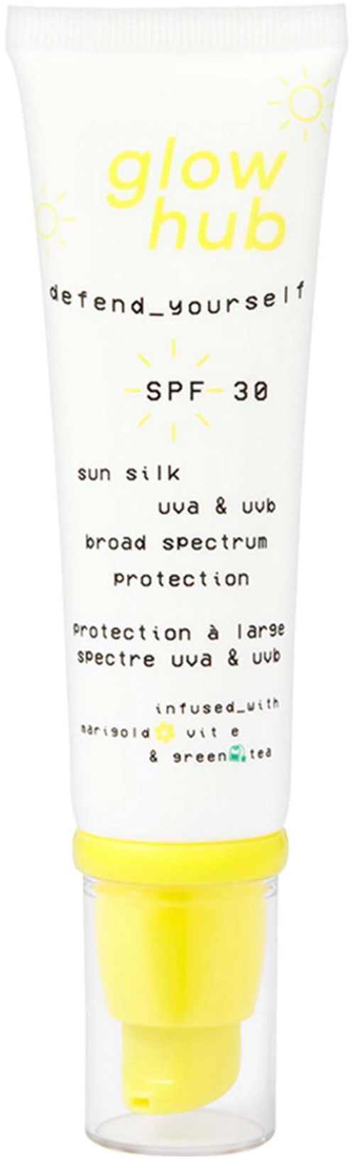 En vit solkrämstub med gul kork och text som visar SPF 30 och skydd mot UV-strålar.