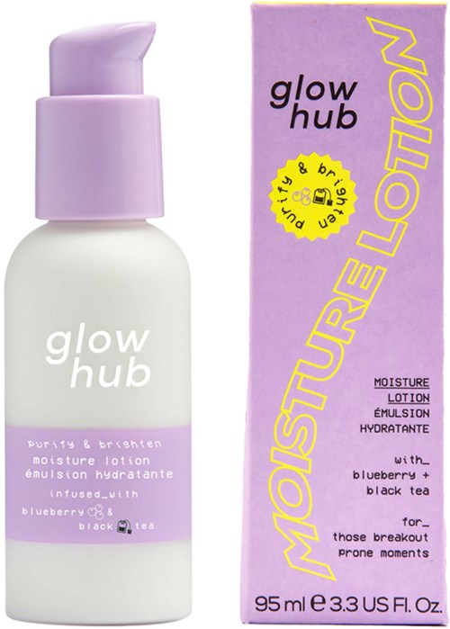 En hvit flaske med lilla pumpe og etikett, og en lilla eske med gul og svart tekst for en hudpleie lotion.