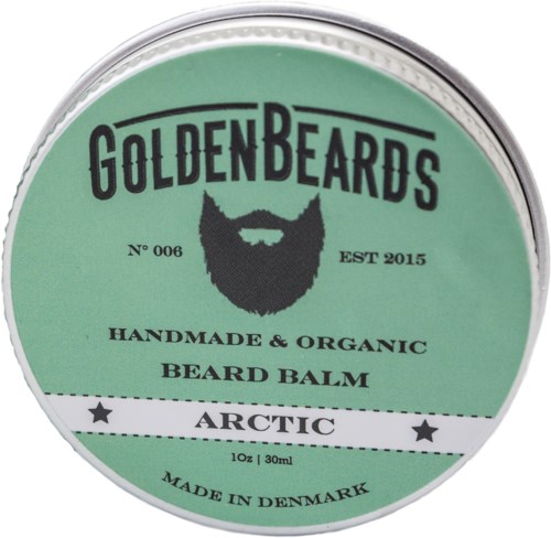 En rund etikett för GoldenBeards skäggbalsam med en skäggborst, grön bakgrund och svartvitt text.