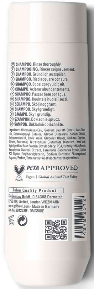Bakom en vit schampoflaska som visar produktinformation, ingredienser och certifieringslogotyper.