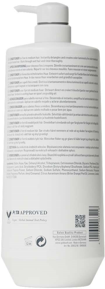 En vit flaska med pump och etikett med liten text, produktinformation och streckkod.