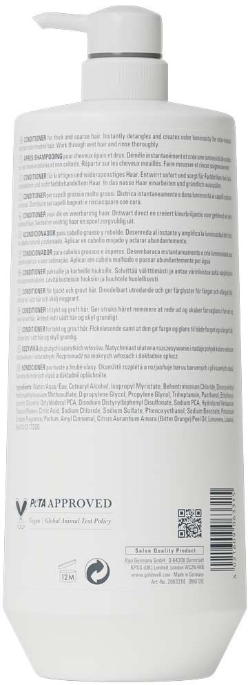 Vit flaska med pump, innehåller en hudvårds- eller hårvårdsprodukt, med liten text som innehåller instruktioner.