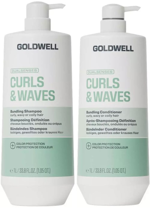 Två vita flaskor med Goldwell Curls & Waves schampo och balsam med gröna etiketter och pump.