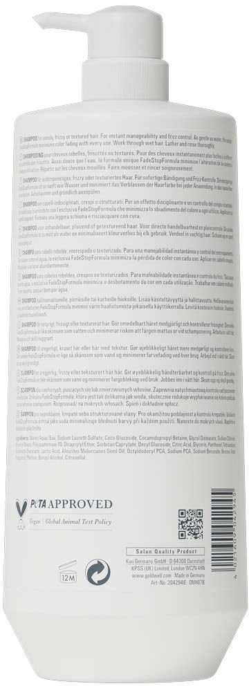 Baksidan av en vit kosmetikaflaska med pump, med text, Vata-godkänt märke, streckkod och återvinningssymbol.