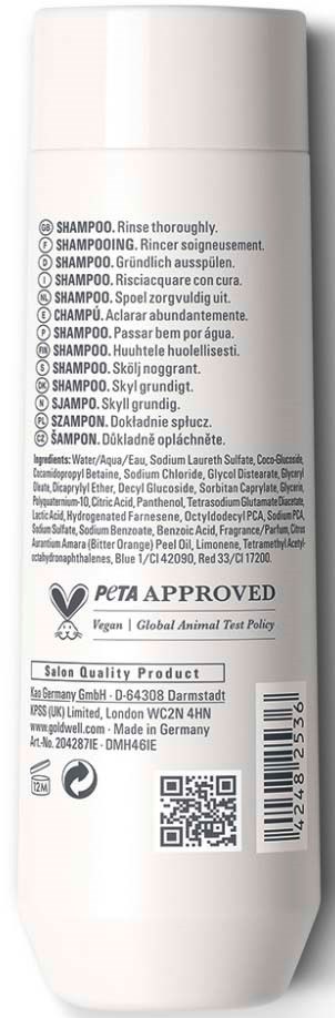 Baksidan av en vit schampoflaska med etiketter som visar ingredienser och certifieringssymboler.