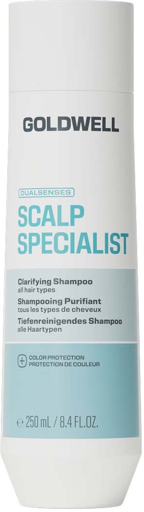 En vit flaska med Goldwell Scalp Specialist Clarifying Shampoo med blå etikett för alla hårlag.
