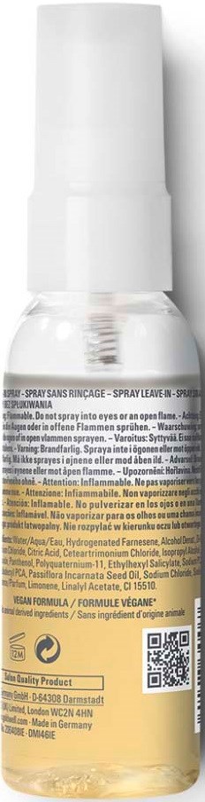 Kleine transparente Sprühflasche mit weißem Deckel, enthält eine hellfarbige Flüssigkeit, wahrscheinlich ein Haut- oder Schönheitsprodukt.