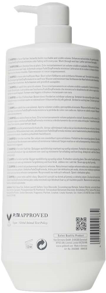 Baksidan av en vit hudvårdsflaska med pump, liten text, QR-kod och certifieringslogotyper.