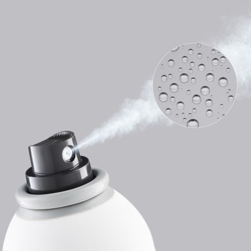 En sprayflaske udsender tåge, med et nærbillede af vanddråber på en overflade.