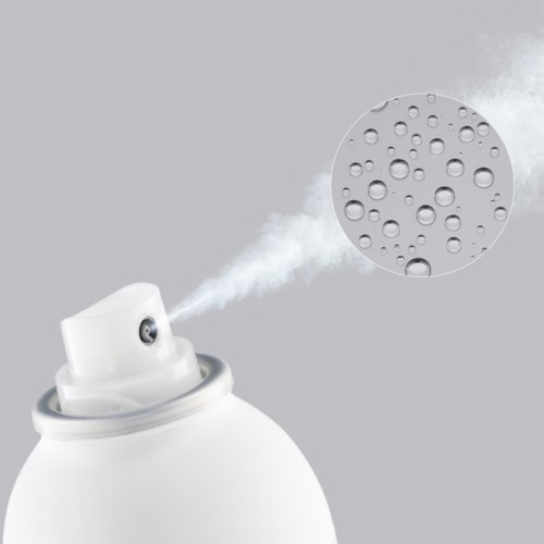 Spray do dezynfekcji powietrza emituje mgłę, z zbliżeniem kropli wody w kole.