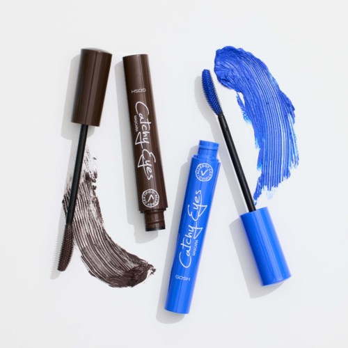 Zwei braune Wimperntuschen und zwei blaue Wimpernbürsten mit blauen und braunen Flecken.