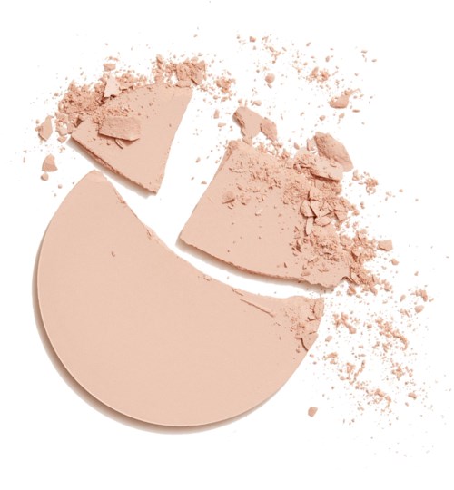 Brudt beige pudder med spredte stykker og en glat halvdel på hvid baggrund.