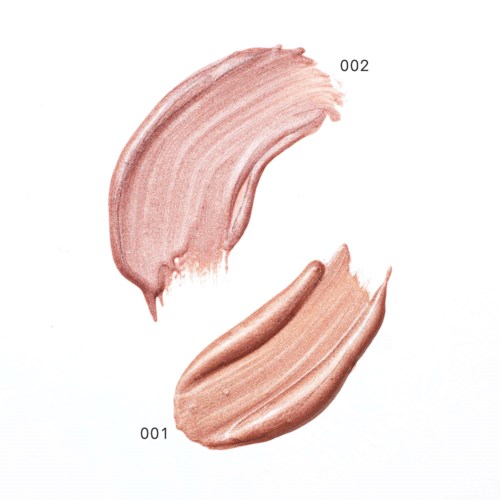 Kaksi beige-vaa'htoehdon meikkinäytteitä, merkitty 001 ja 002 valkoisella taustalla.