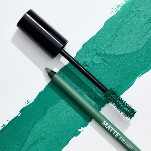Vihreä ripsiväri ja rajauskynä ovat turkoosilla taustalla. Rajauskynä ja lukee "MATTE EYE LINER."
