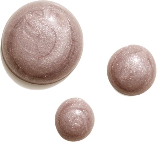 Tre glansiga, rosaaktiga sfärer med glitteryta, olika storlekar, klustrade på vit bakgrund.