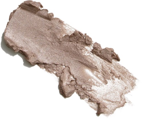 En krossad beige sminkpuder med ojämna kanter på en vit bakgrund.