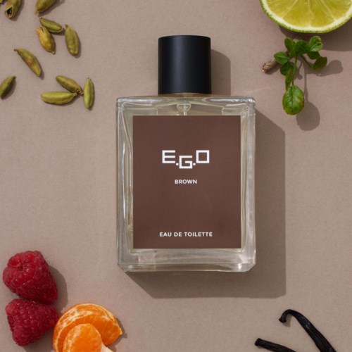 E.G.O Brown Eau de Toilette -hajuvesipullo, ympärillä limettiä, minttua, kardemomiaa, vadelmaa, mandariinia ja vaniljaa.