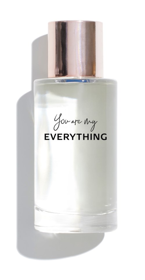 przezroczysta butelka perfum z srebrną zakrętką i napisem 'You are my EVERYTHING'.