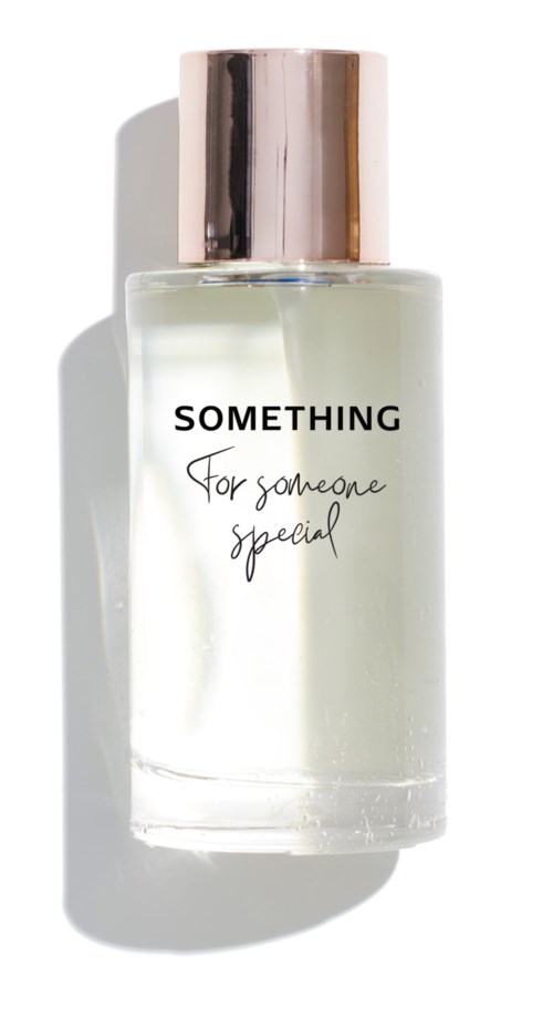 Biała butelka perfum z srebrnym korkiem, oznaczona 'SOMETHING for someone special', rzuca cienie na biały tło.
