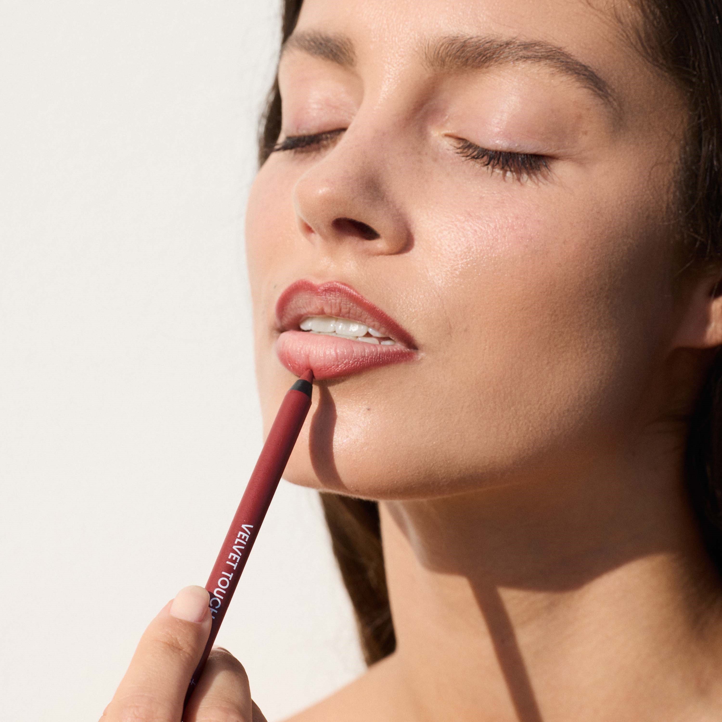 Gosh Velvet Touch Lip Liner Waterproof 016 The Red (obrázok 3)