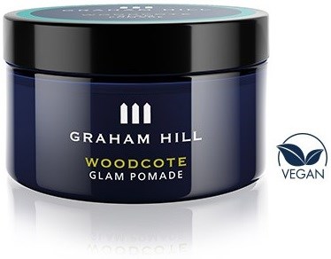 En mörkblå burk med Graham Hill Woodcote Glam Pomade och svart lock, veganklassad på sidan.