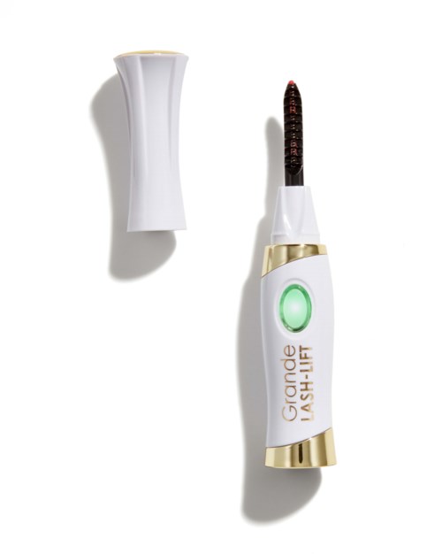 En liten enhet med en tråd och en grönt glödande knapp, märkt 'Grande Lash-Lift', används för ögonfransförstärkning.