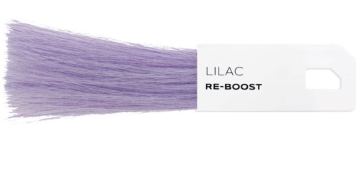 Próbka farby do włosów oznaczona 'LILAC RE-BOOST' z przyczepionymi fioletowymi próbami włosów.