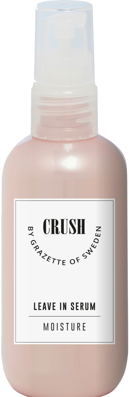 Een klein roze flesje met wit label, tekst 'Crush Leave in Serum Moisture' en spraydop.