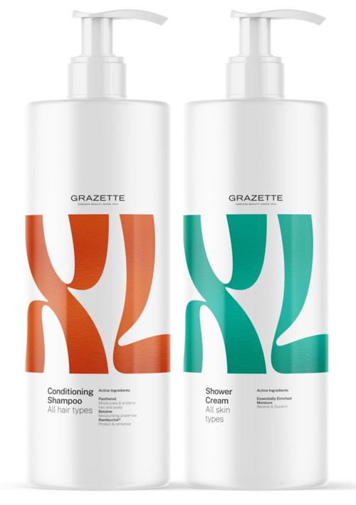 Twee witte flessen met pomp, gelabeld als conditioner shampoo en douchecrème, voor alle huidtypes.