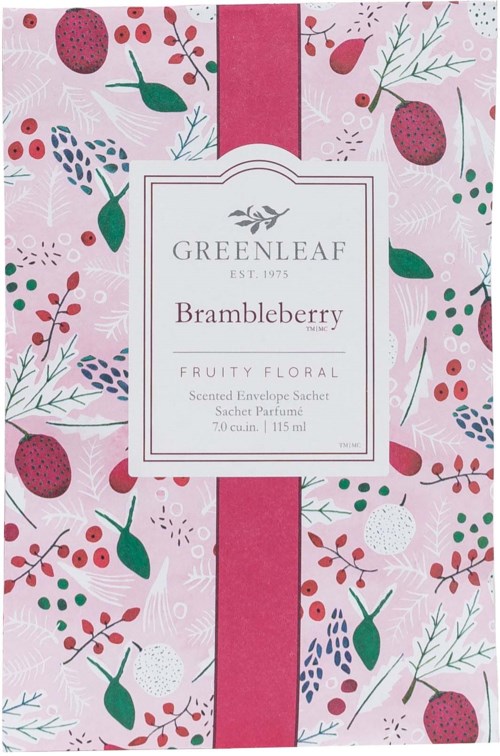 Vaaleanpunainen kukkakuvio taustalla, jossa mansikoita ja lehtiä, ja keskellä valkoinen etiketti Greenleaf Brambleberry tuoksukäsipussi.