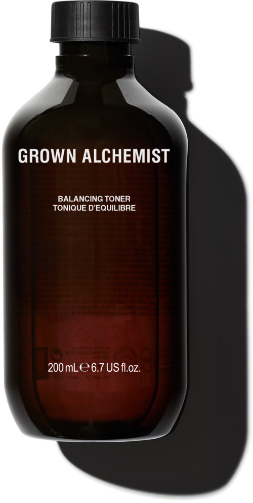 En mörkbrun flaska med vit text för GROWN ALCHEMIST balancing toner, 200 ml, skuggas mot vit bakgrund.