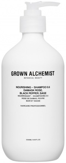 En hvit sjampo-flaske med pumpe, merket 'Grown Alchemist' og detaljer om ingredienser og formål.