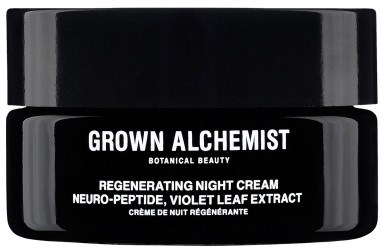 En svart burk märkt 'Grown Alchemist.' Den innehåller en regenererande nattkräm med neuropeptid och violettbladsextrakt.