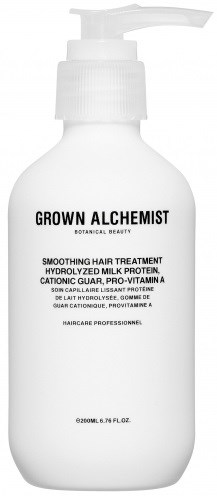 En hvit flaske med pumpe, merket 'Grown Alchemist' for hårpleie med naturlige ingredienser.